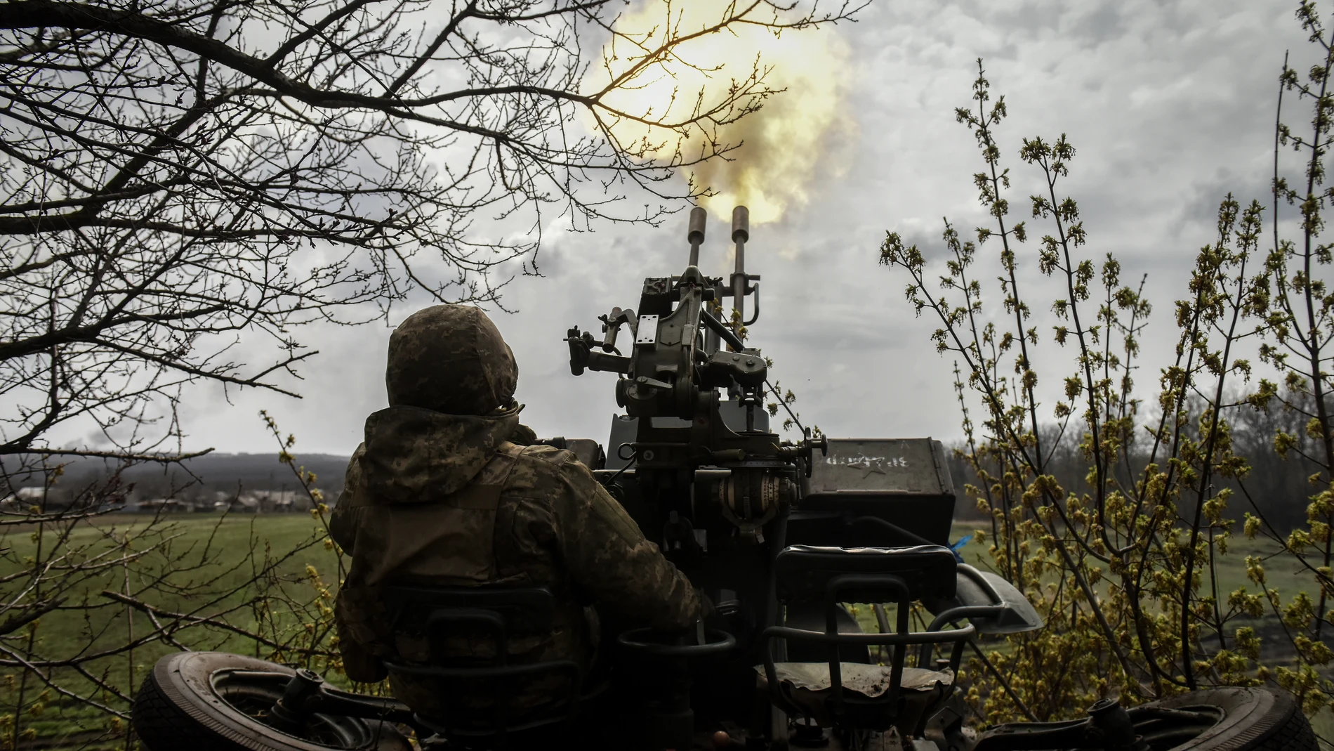 Bakhmut (Ukraine), 07/04/2023.- An Ukrainian serviceman of 57th Otaman Kost Hordiienko Separate Motorized Infantry Brigade fires 2s1 "Gvozdyka" self-propelled howitzers at an undisclosed position near the outskirts of Bakhmut, Donetsk region, Ukraine, 07 April 2023. Russian troops entered Ukrainian territory on 24 February 2022, starting a conflict that has provoked destruction and a humanitarian crisis. (Incendio, Rusia, Ucrania) EFE/EPA/OLEG PETRASYUK 