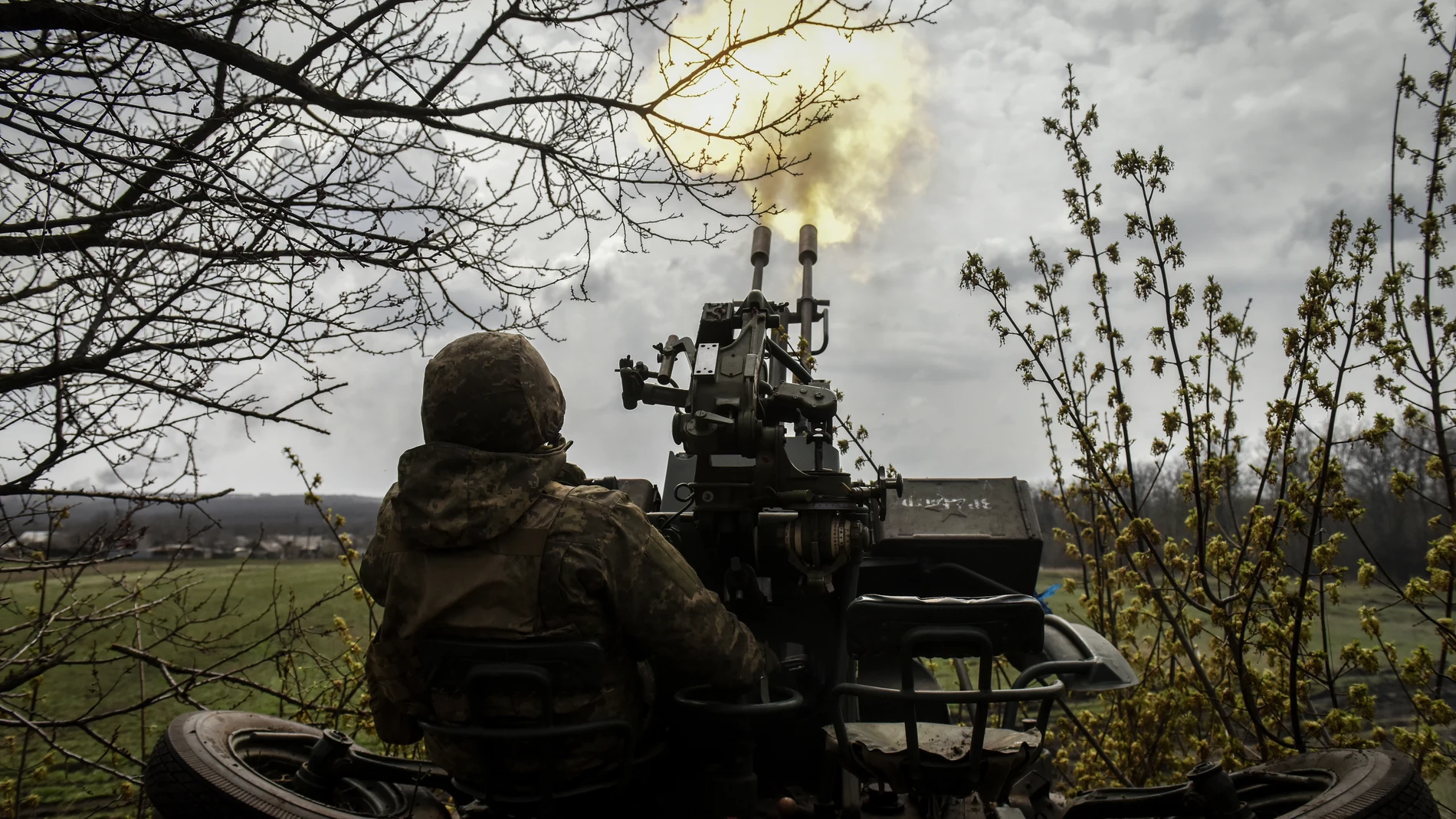 Bakhmut (Ukraine), 07/04/2023.- An Ukrainian serviceman of 57th Otaman Kost Hordiienko Separate Motorized Infantry Brigade fires 2s1 "Gvozdyka" self-propelled howitzers at an undisclosed position near the outskirts of Bakhmut, Donetsk region, Ukraine, 07 April 2023. Russian troops entered Ukrainian territory on 24 February 2022, starting a conflict that has provoked destruction and a humanitarian crisis. (Incendio, Rusia, Ucrania) EFE/EPA/OLEG PETRASYUK