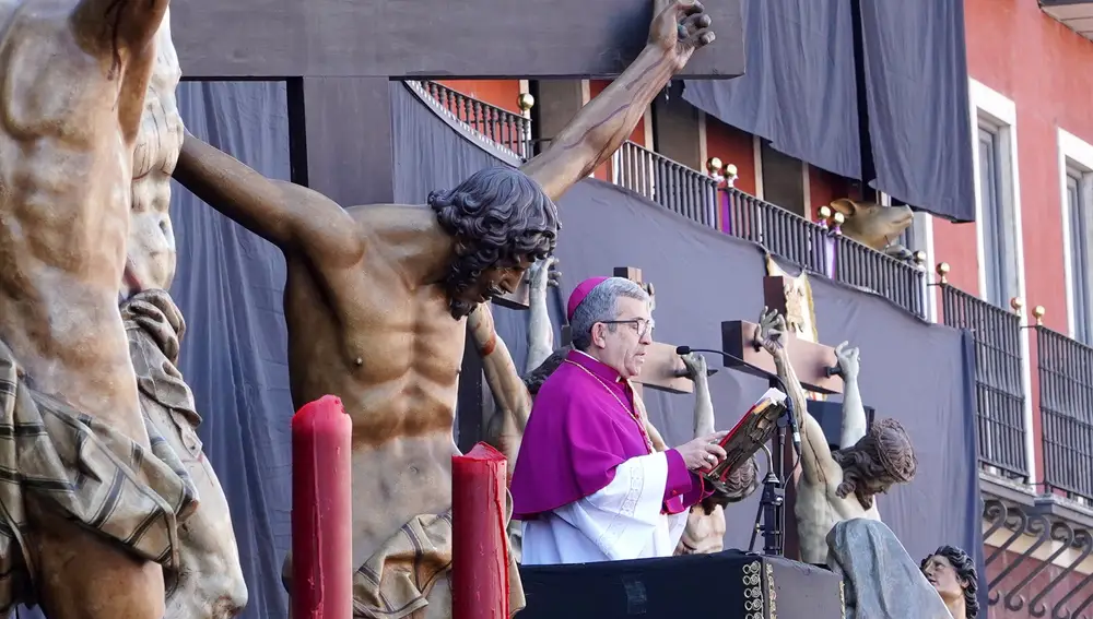 El arzobispo de Valladolid, Luis Argüello, proclama el Sermón de la Siete Palabras.