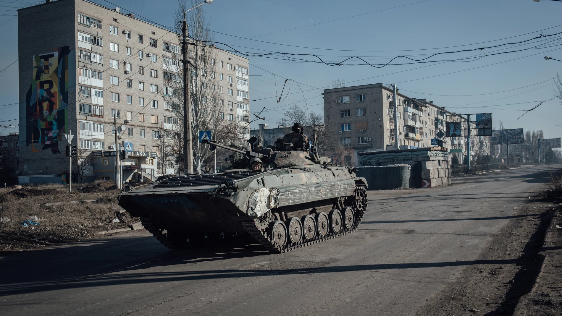 January 27, 2023, Bakhmut, Donbass, Ukraine: A Ukrainian tank passes through the eerily empty streets of Bkahmut during the war with Russia. (Foto de ARCHIVO) 27/01/2023
