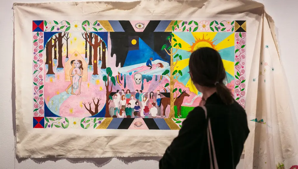 Teresa Ferreiro ha elaborado para la exposición una pintura sobre un lienzo en forma de tríptico y en el que habla de tres momentos de su vida