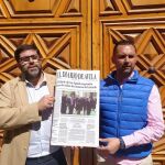 Sánchez-Cabrera y Budiño con un periódico de hace 25 años donde se daba por hecho la noticia sobre Los Águila