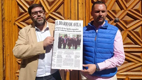 Sánchez-Cabrera y Budiño con un periódico de hace 25 años donde se daba por hecho la noticia sobre Los Águila