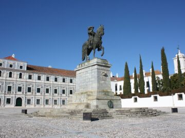 Bajo la estatua de Joâo IV en Vila Viçosa