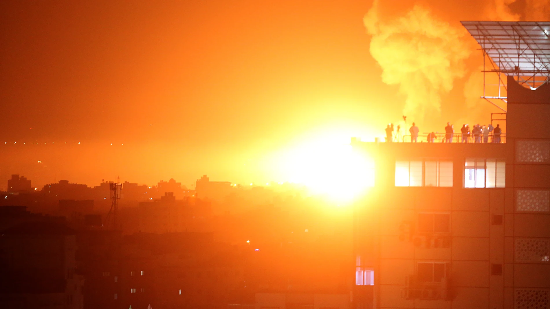 Franja de Gaza , 04/07/2023.- Llamas y humo se elevan tras un ataque aéreo israelí en Gaza, este viernes. El ejército israelí lanza ataques aéreos en la Franja de Gaza en medio de la tensión derivada de un incidente en la mezquita de Al-Aqsa en Jerusalén, durante el cual las fuerzas de seguridad israelíes se enfrentaron a fieles palestinos reunidos para los servicios de oración del Ramadán. EFE/MOHAMMED SABER 