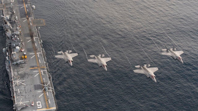 F-35B a bordo del buque de asalto anfibio estadounidense USS America