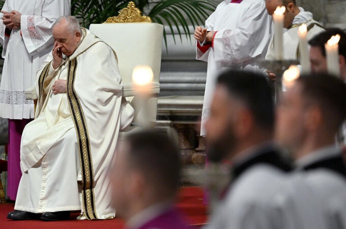 El Papa Francisco, durante la celebración de la Vigilia Pascual en la basílica de San Pedro