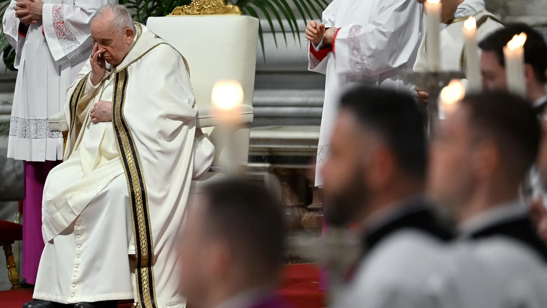 El Papa Francisco, durante la celebración de la Vigilia Pascual en la basílica de San Pedro