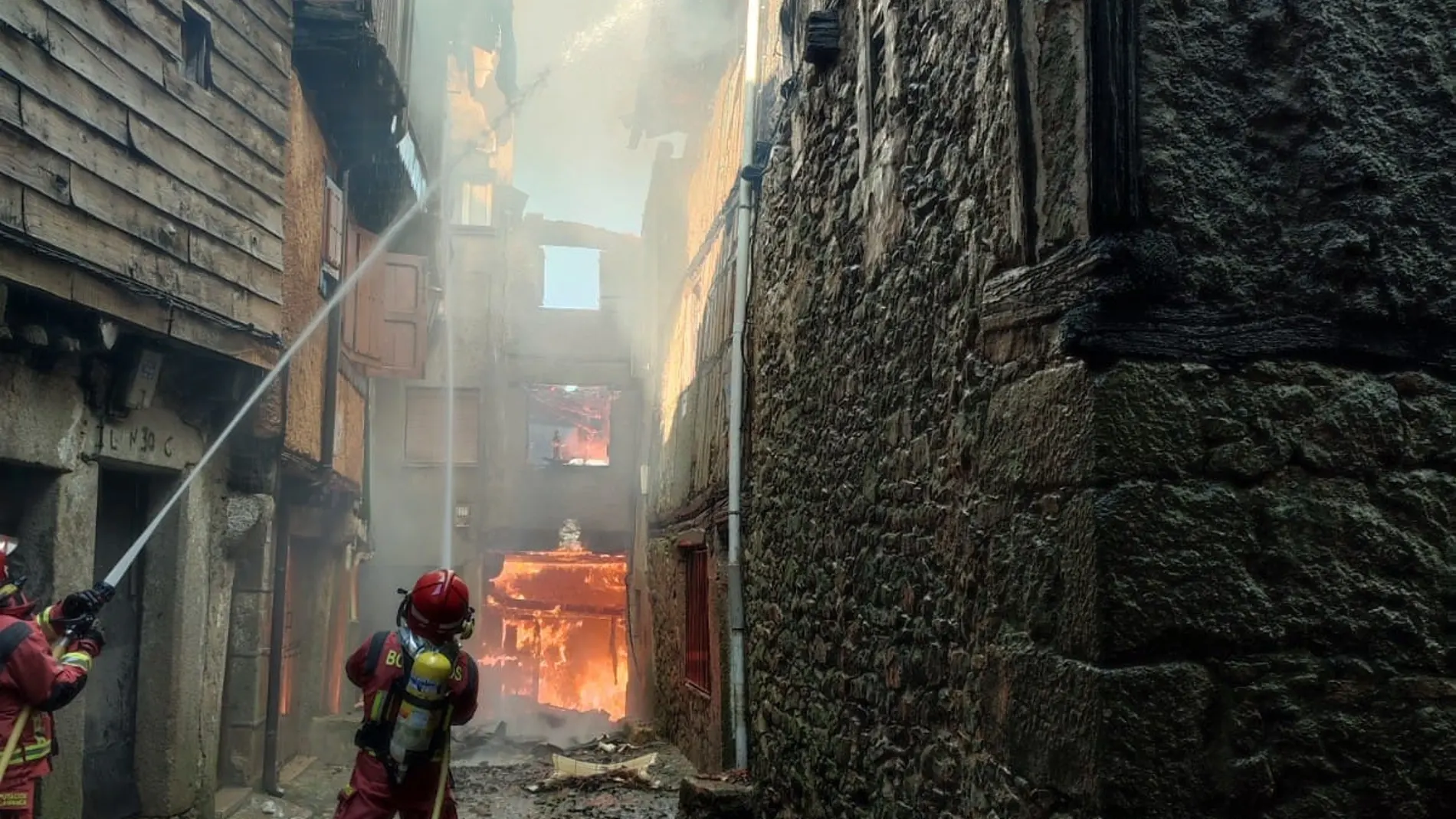 El incendio de La Alberca (Salamanca) afecta a siete viviendas