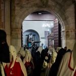 Medina del Campo tiñe de saeta la madrugada del Viernes Santo