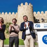 La candidata del PP a la Alcaldía de Ávila, Alicia García, y el alcalde de Madrid José Luis Martínez-Almeida, celebran un acto de precampaña. junto a Carlos García