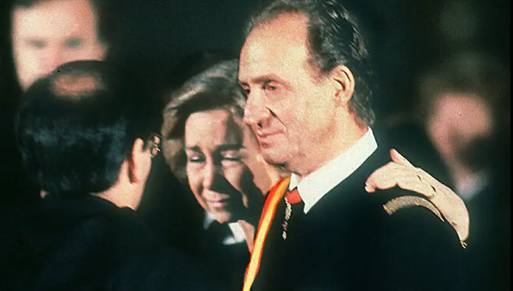 El Rey Don Juan Carlos, muy emocionado en el funeral, en 1993