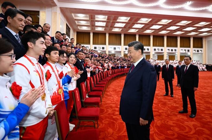 El presidente chino, Xi Jinping, con atletas de los Juegos Paralímpicos de Invierno de Pekín 2022