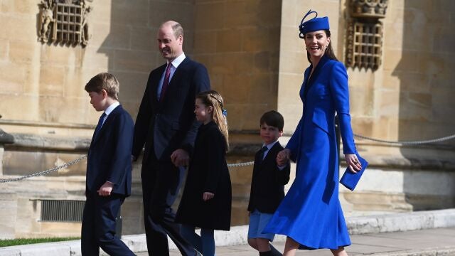 Windsor (United Kingdom), 09/04/2023.- Britain's Prince William, Prince of Wales and Catherine, Princess of Wales with their children, Prince George (L), Princess Charlotte (C) and Prince Louis (R) arrive for the Easter Sunday service at St Georges Chapel at Windsor Castle in Windsor, Britain, 09 April 2023. (Reino Unido) EFE/EPA/NEIL HALL