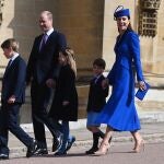 Windsor (United Kingdom), 09/04/2023.- Britain's Prince William, Prince of Wales and Catherine, Princess of Wales with their children, Prince George (L), Princess Charlotte (C) and Prince Louis (R) arrive for the Easter Sunday service at St Georges Chapel at Windsor Castle in Windsor, Britain, 09 April 2023. (Reino Unido) EFE/EPA/NEIL HALL