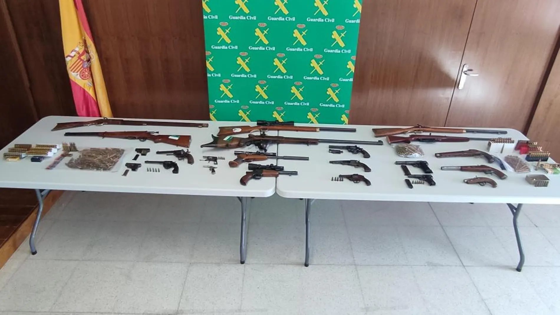 Imagen de las armas de fuego prohibidas y explosivos incautados en Salamanca