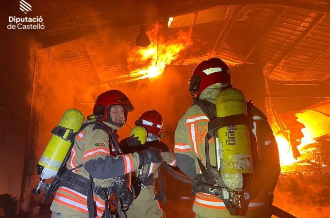 Castellón.- Sucesos.- Un incendio arrasa una fábrica de palets en Almassora y afecta a otras tres empresas