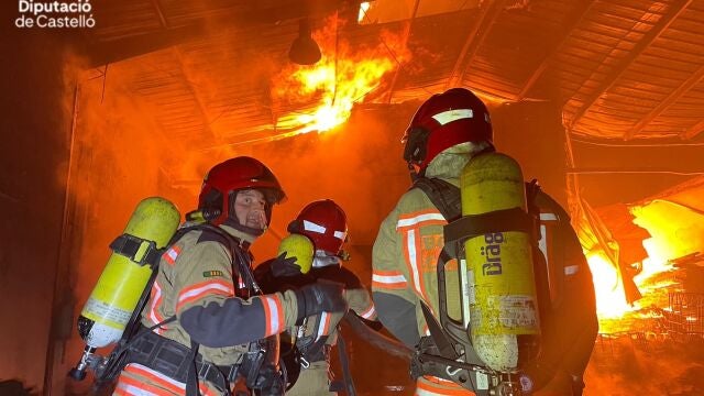 Castellón.- Sucesos.- Un incendio arrasa una fábrica de palets en Almassora y afecta a otras tres empresas