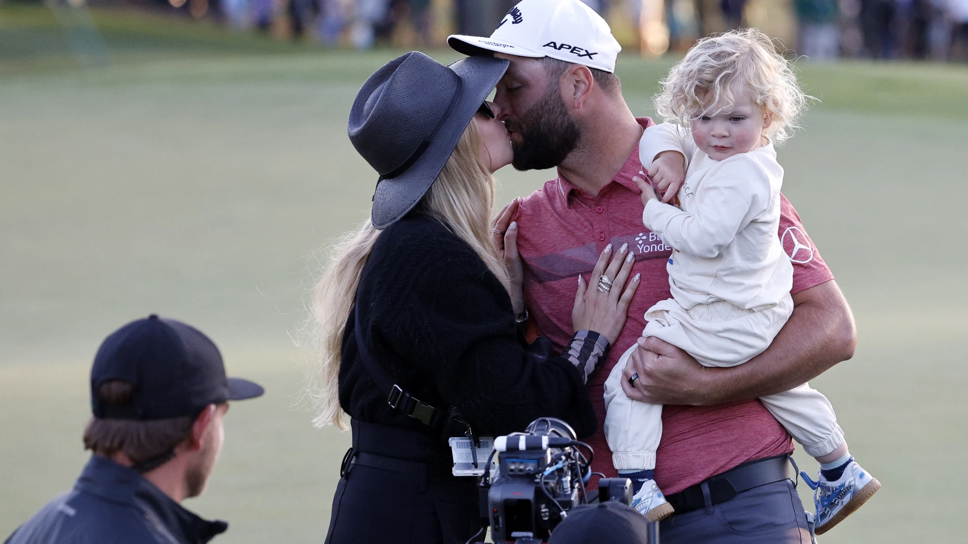 Augusta (United States), 09/04/2023.- Jon Rahm of Spain celebrates with his family after winning the US Masters during the final round of the Masters Tournament at the Augusta National Golf Club in Augusta, Georgia, USA, 09 April 2023. (España, Estados Unidos) EFE/EPA/ERIK S. LESSER 