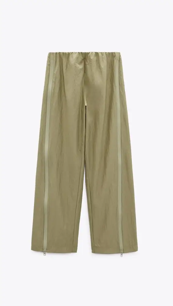 Pantalón full lenght con cremalleras de Zara. 