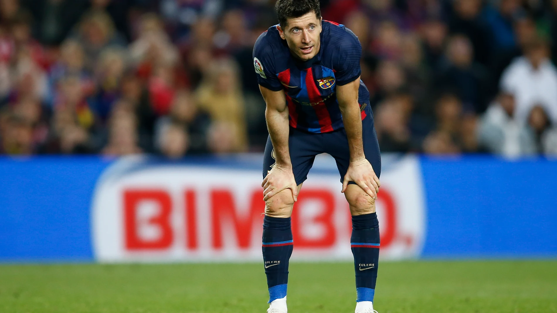 BARCELONA, 10/04/2023.- El delantero polaco del FC Barcelona Robert Lewandowski tras el partido de fútbol de la jornada 28 de LaLiga que FC Barcelona y Girona FC jugaron este lunes en el Camp Nou. EFE/Quique García 