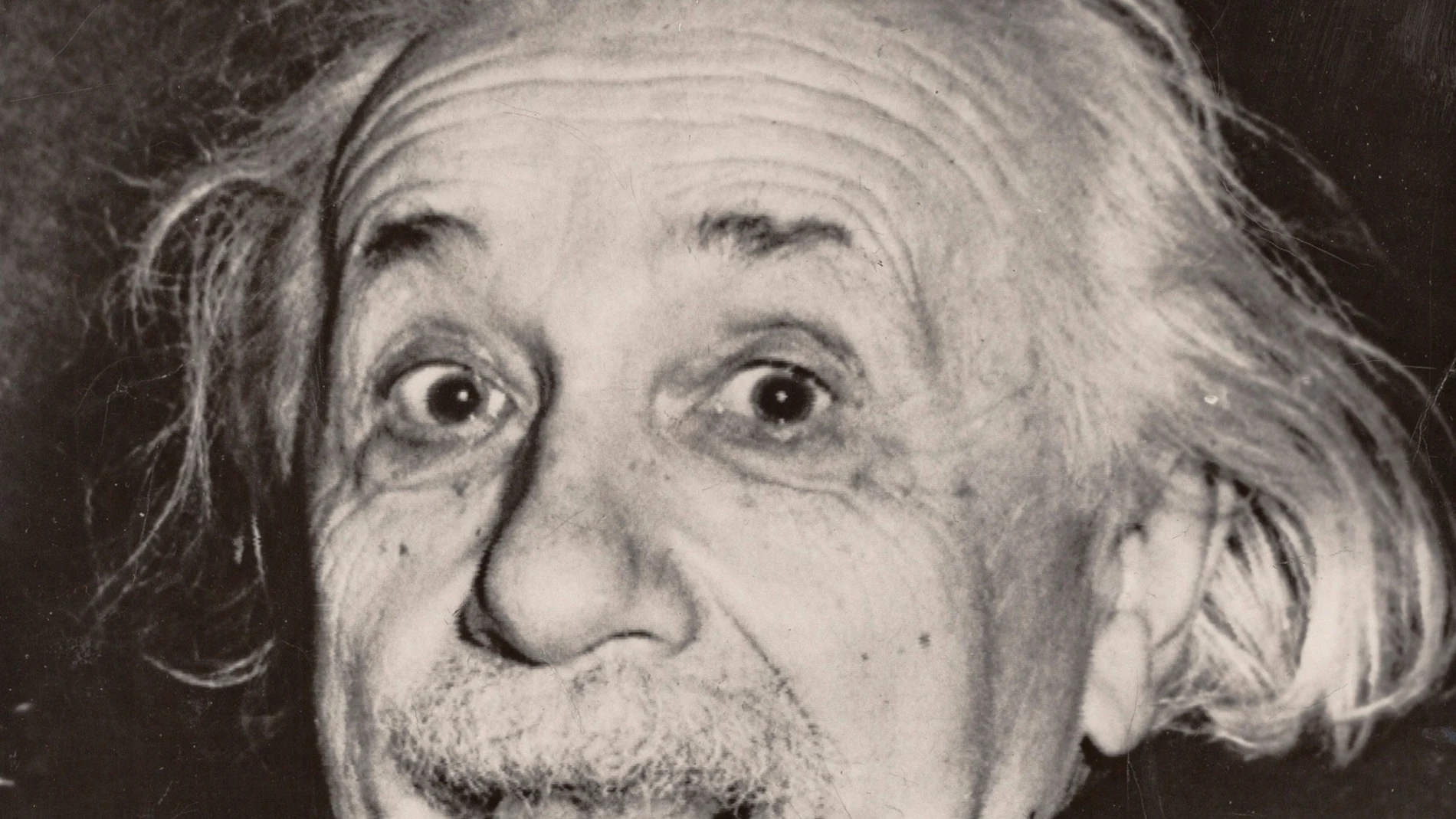 GRAF1175. VIENA, 05/05/2020.- La copia más antigua que se conoce de la icónica fotografía de Albert Einstein (1879-1955) sacando la lengua será subastada el 8 de mayo por la galería vienesa Westlicht. La instantánea de 1951 es obra del fotógrafo reportero estadounidense Arthur Sasse (1908-1975). Tamaño de la copia en subasta: 15,8 por 14,5 centímetros.