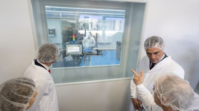 GRAFCAT8801. GIRONA, 11/04/2023.- El presidente del Gobierno, Pedro Sánchez (d), durante la visita que ha realizado esta martes a las instalaciones de la farmacéutica biotecnológica Hipra, cuya vacuna contra la covid ha recibido el visto bueno de la Agencia Europea de Medicamentos (EMA) para su comercialización.