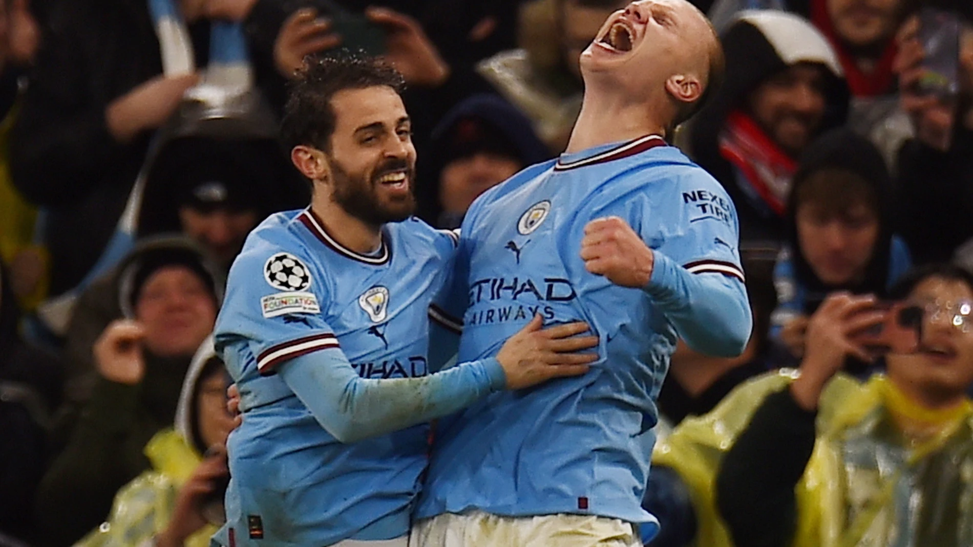Manchester (United Kingdom), 11/04/2023.- Erling Haaland (R) of Manchester City celebrates with his teammate Bernardo Silva after scoring the 3-0 goal during the UEFA Champions League quarter final 1st leg match between Manchester City and Bayern Munich in Manchester, Britain, 11 April 2023. (Liga de Campeones, Reino Unido) EFE/EPA/PETER POWELL 