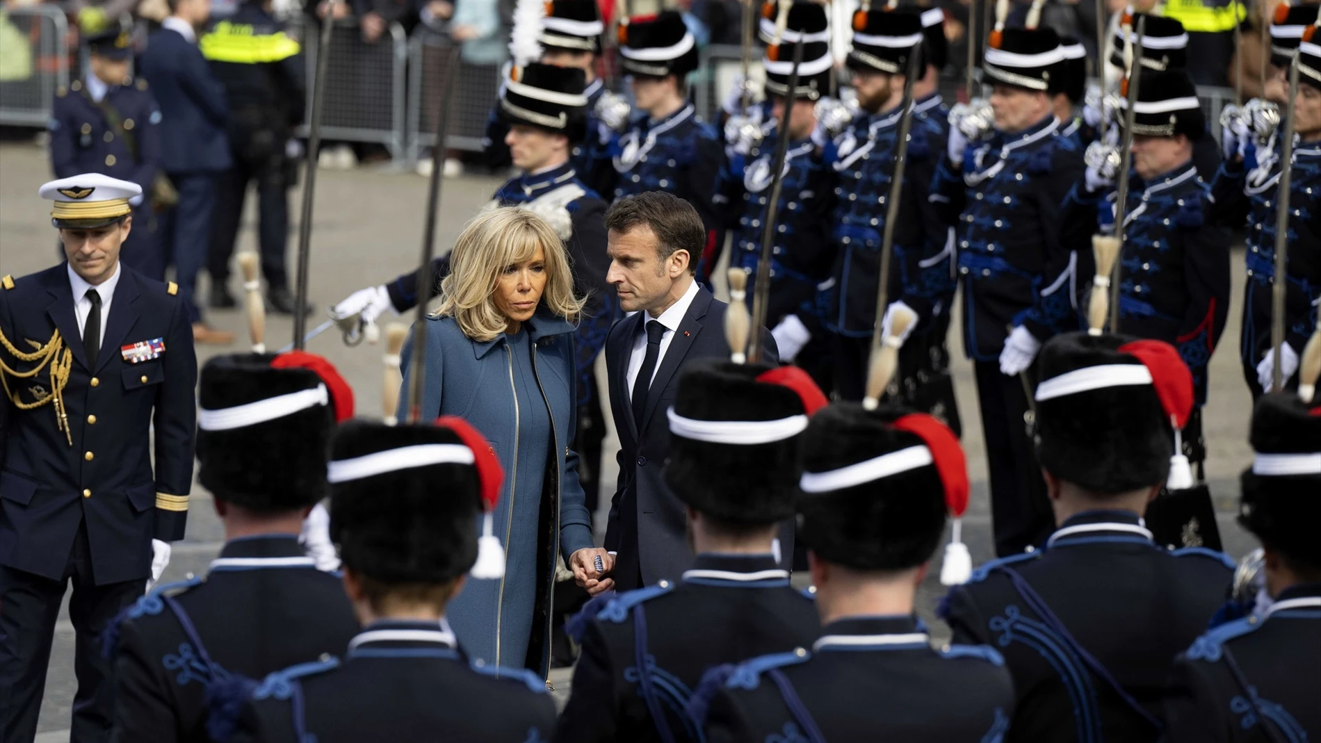 El presidente francés Emmanuel Macron y su esposa Brigitte Macron colocaron una ofrenda floral en el monumento nacional en la Plaza Dam en presencia del primer Ministro Rutte y el alcalde Halsema como parte de una visita de estado a los países Bajos