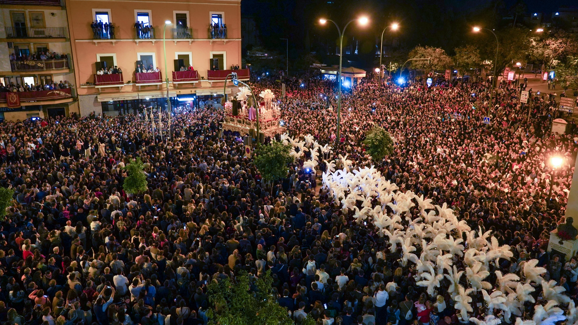 Salida de la hermandad de la Macarena de Sevilla