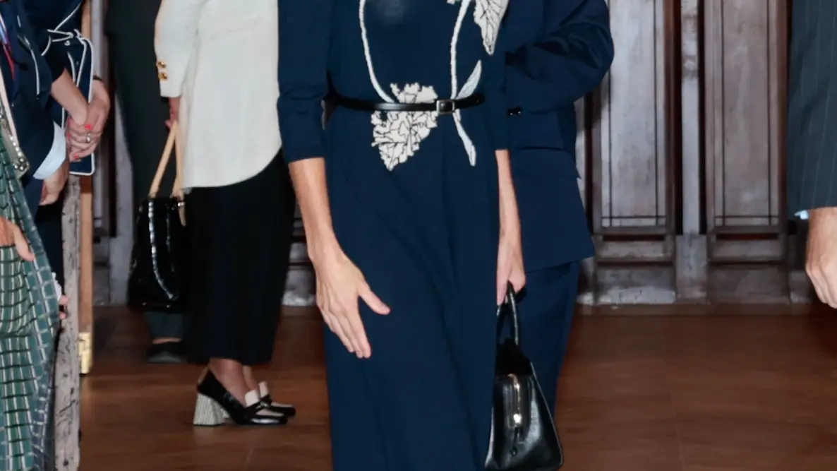 La Reina Letizia con vestido midi.