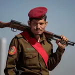 Un policía militar asiste a una procesión fúnebre celebrada por miembros del movimiento rebelde Houthi que presuntamente fueron asesinados en combates recientes con las fuerzas gubernamentales yemeníes respaldadas por Arabia Saudí
