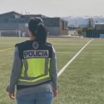 Una agente de la Policía Nacional en un campo de fútbol