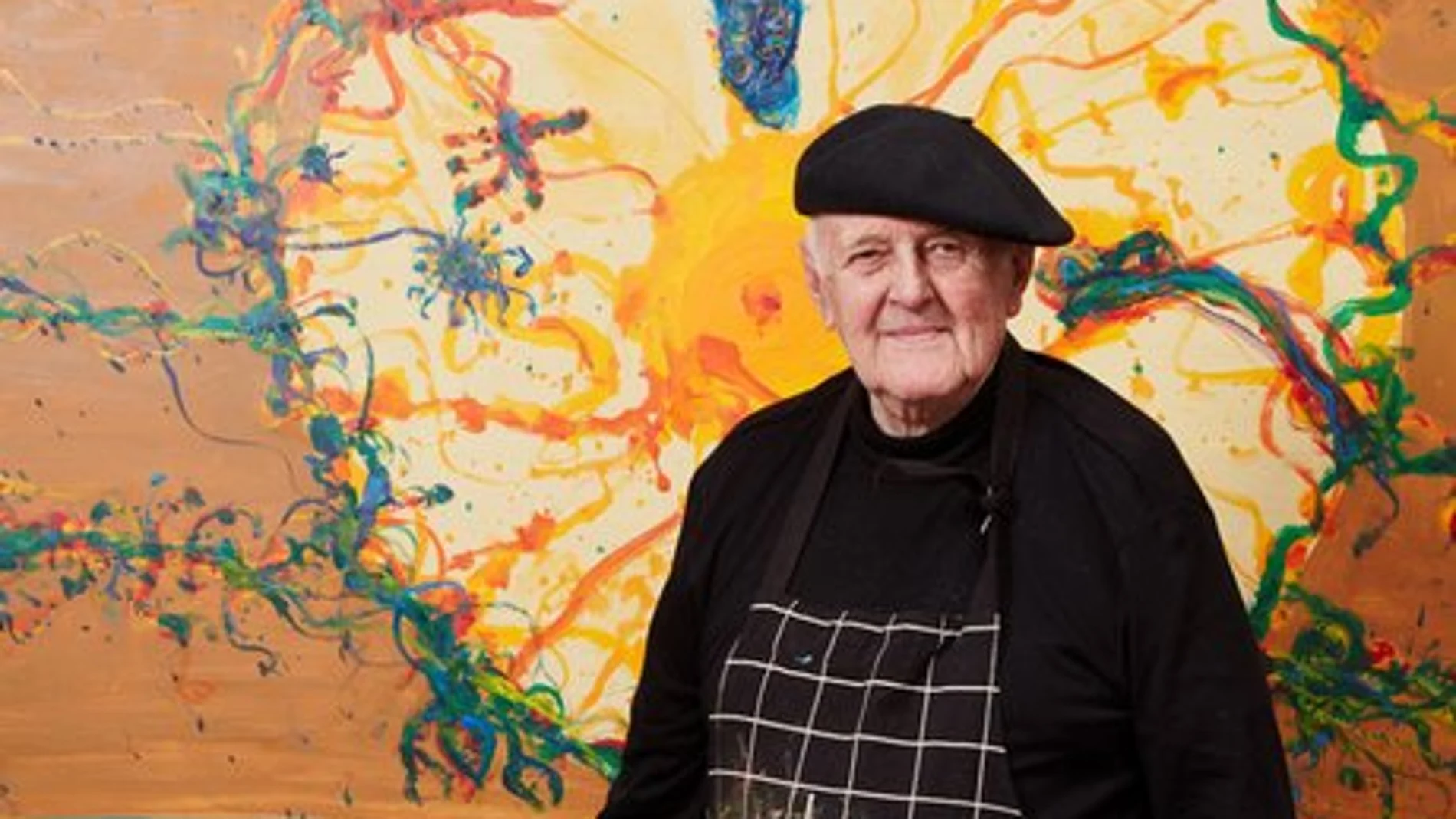 John Olsen, en el estudio de pintura de su casa