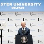 El presidente de los Estados Unidos, Joe Biden, pronuncia su discurso de apertura en la Universidad de Ulster en Belfast, durante su visita a la isla de Irlanda