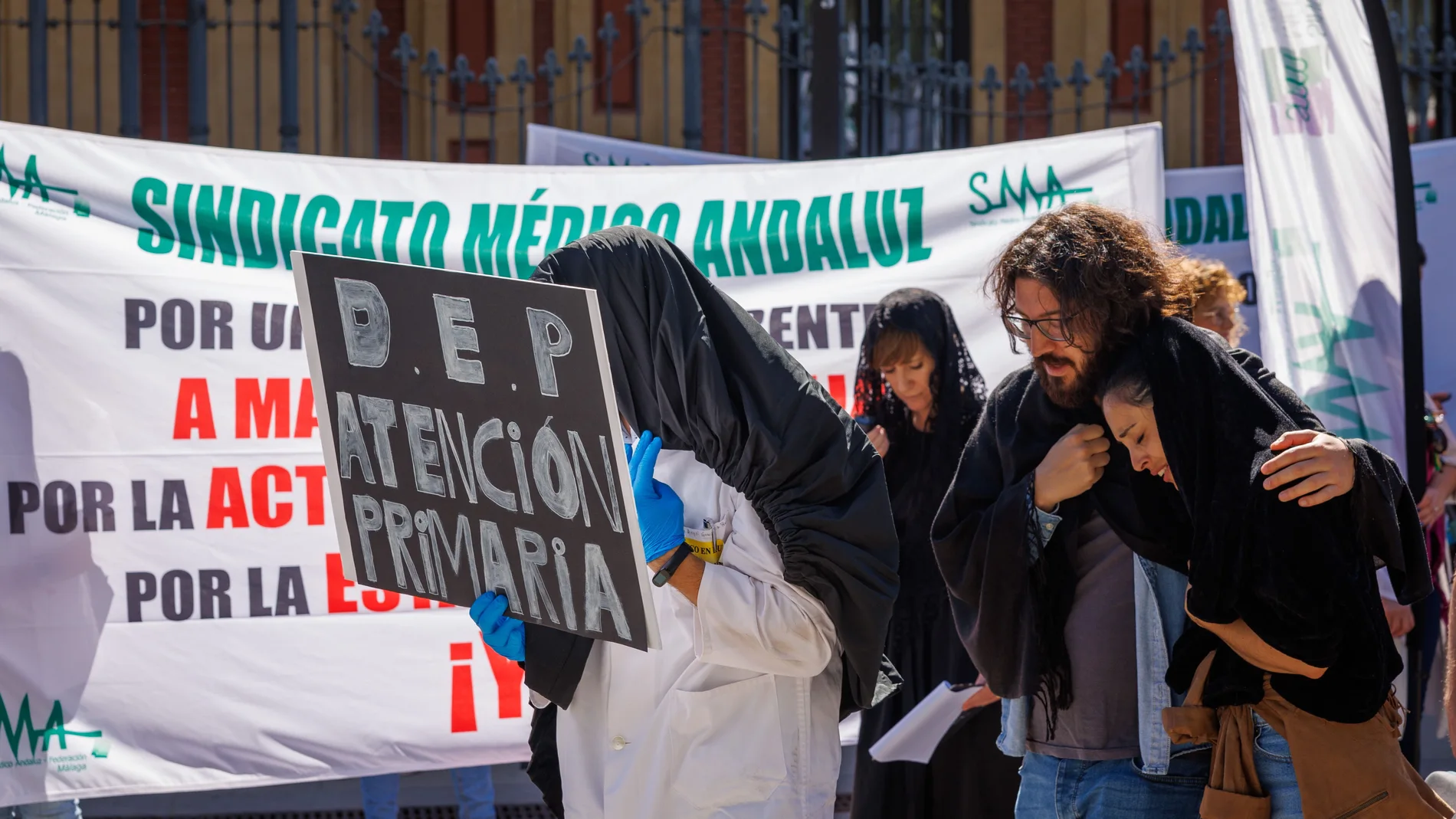  Profesionales sanitarios convocados por el Sindicato Médico Andaluz han realizado una concentración de protesta ante el Palacio de San Telmo