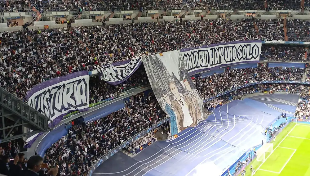 Pancarta previa al Real Madrid - Chelsea, ida de cuartos de la Champions, con las imágenes de Amancio, Di Stéfano y Gento