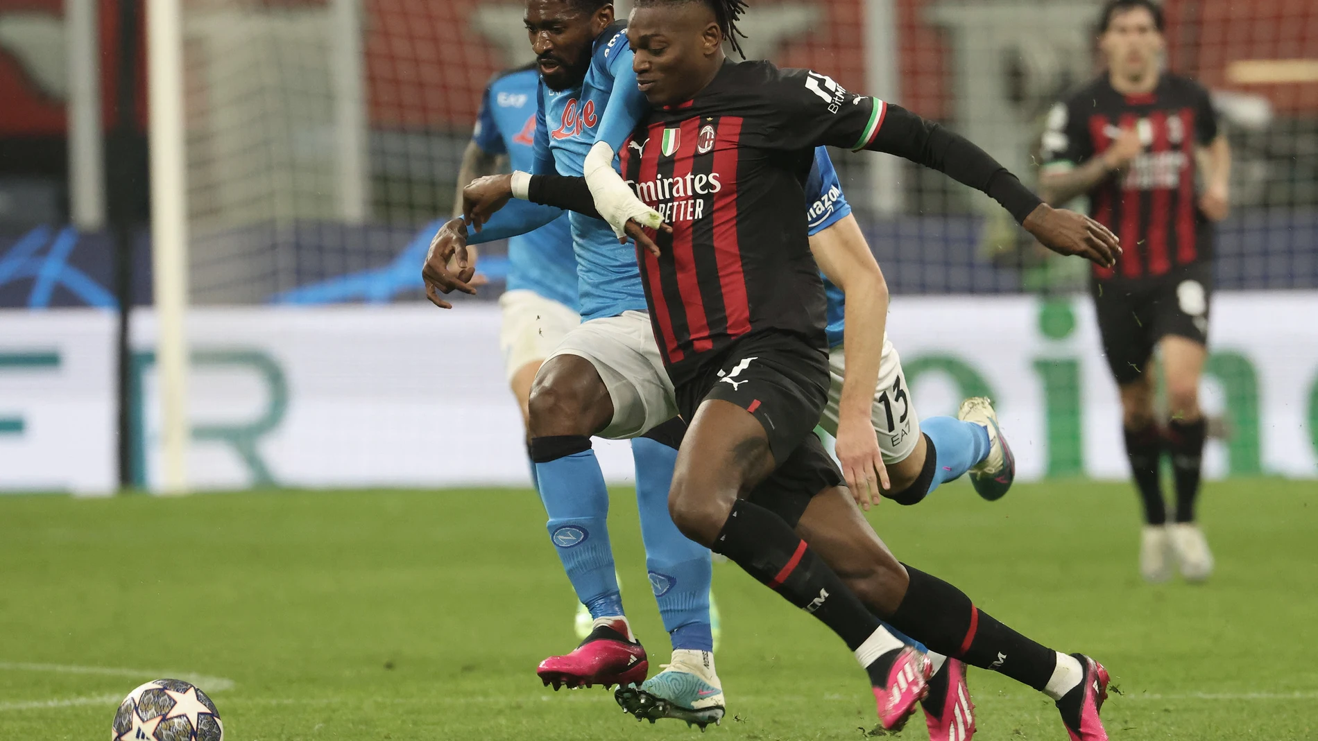 Milan (Italy), 12/04/2023.- Napoli'Äôs Andre' Anguissa (L) and AC Milan'Äôs Rafael Leao in action during the UEFA Champions League quarter-final first leg match between AC Milan and SSC Napoli at Giuseppe Meazza Stadium in Milan, Italy, 12 April 2023. (Liga de Campeones, Italia) EFE/EPA/MATTEO BAZZI 