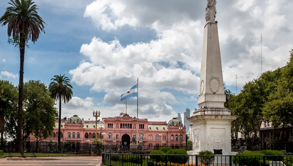 La histórica Plaza de Mayo es muy conocida por ser el lugar de reunión desde 1977 de las Madres de la Plaza de Mayo, que aún hoy, siguen reuniéndose cada jueves