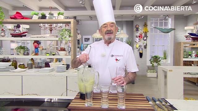 Karlos Arguiñano prepara el batido de frutas detox