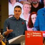 Pedro Sánchez participa en un acto de presentación del candidato del PSOE a la Alcaldía de Cáceres