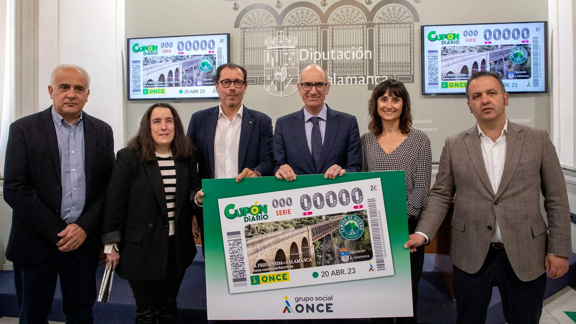 El presidente de la Diputación de Salamanca, Javier Iglesias, y el delegado de la ONCE en Castilla y León, Ismael Pérez, acompañados de la directora de la ONCE en Salamanca, Esther Pérez, presentan el Cupón Diario de la ONCE que estará dedicado al Camino de Hierro