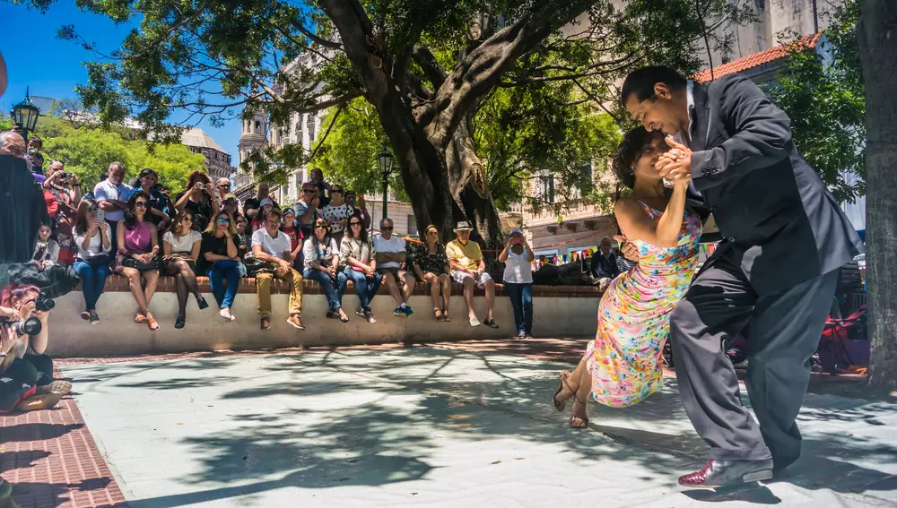 Los bailarines de tango en las calles de Buenos Aires cautivan con sus sensuales pasos