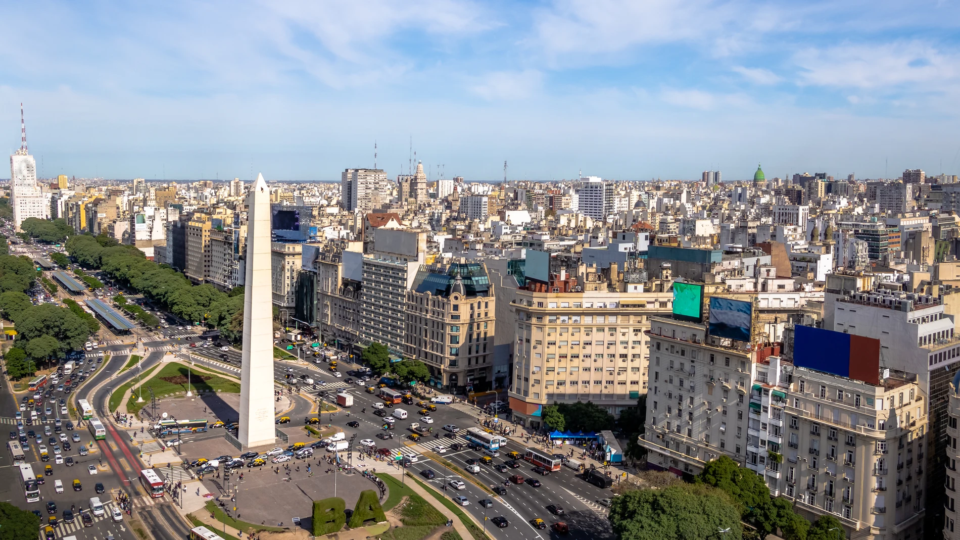En la emblemática avenida 9 de Julio, se alza el icónico obelisco que es una postal clásica de Buenos Aires