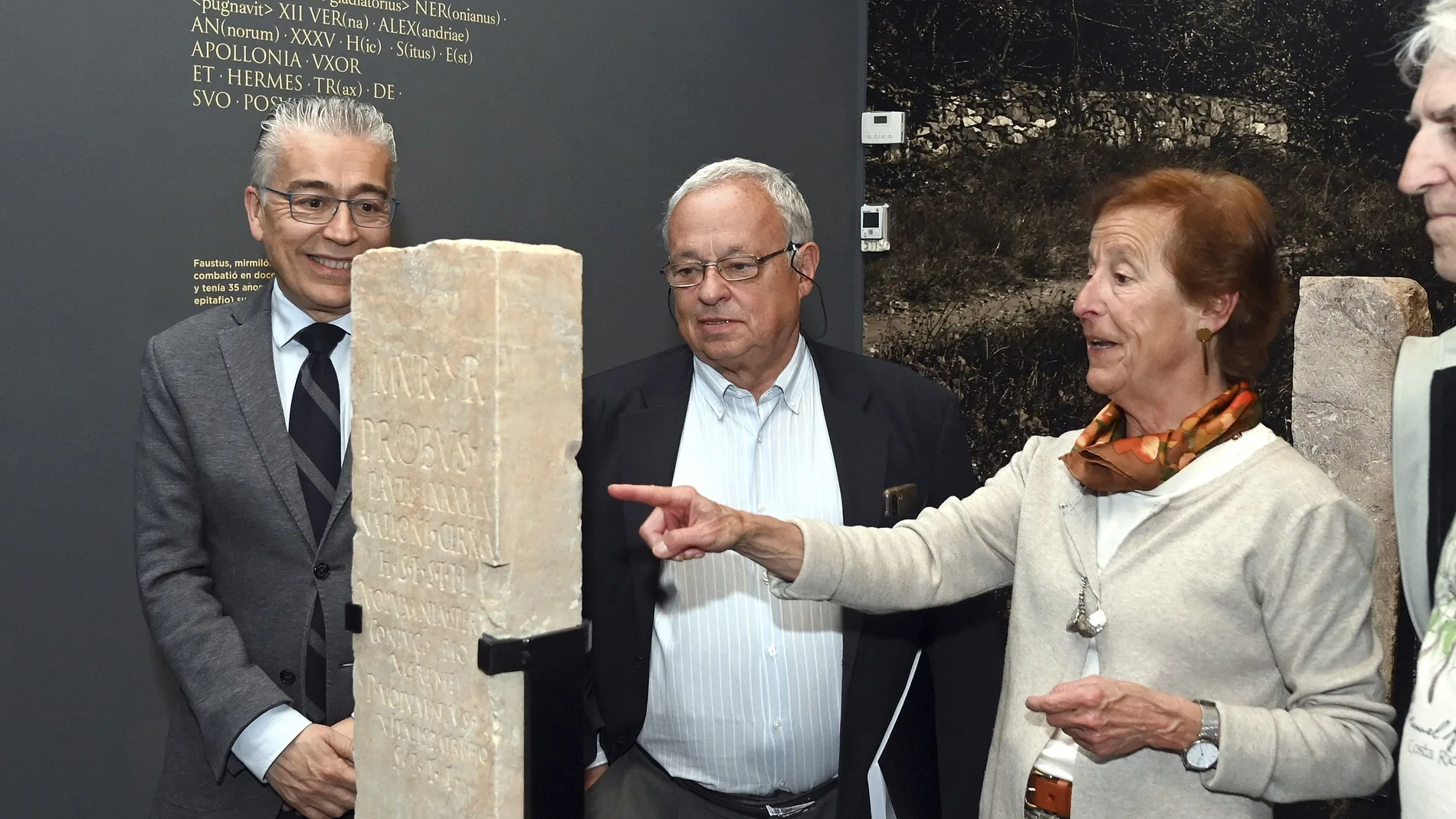 Santonja visita la exposición sobre los gladiadores de Córdoba en el Museo de la Evolución Humana de Burgos