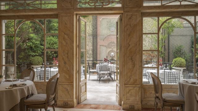 Terraza interior del hotel Orfila de Relais y Châteaux en Madrid