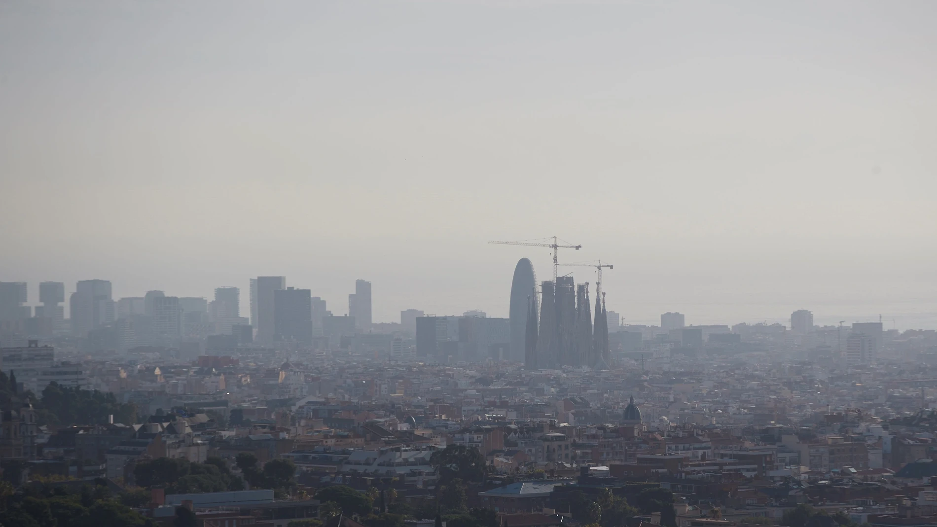 Aspecto de las ciudad de Barcelona con el cielo brumoso debido a la contaminación