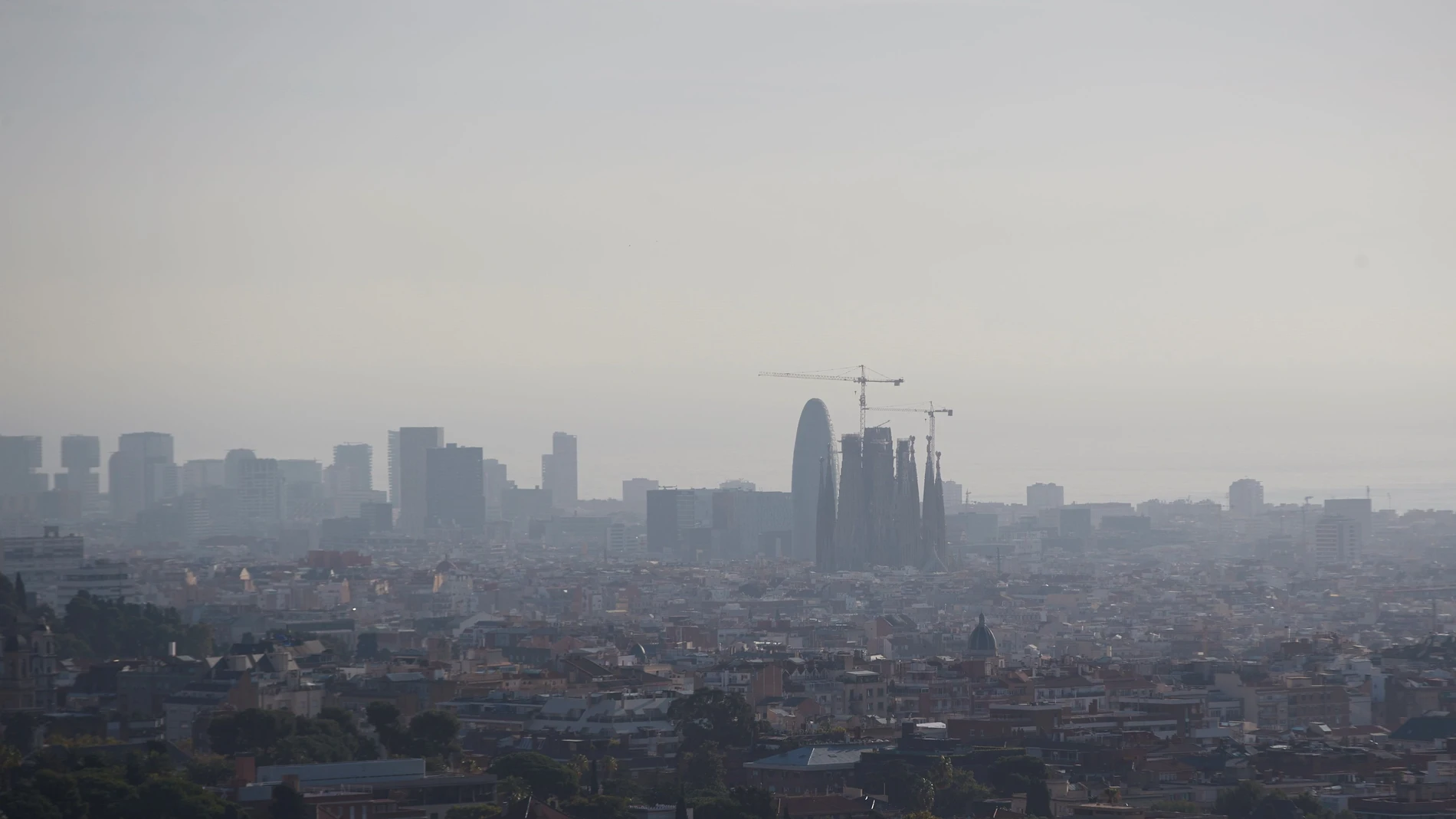 GRAFCAT3410 BARCELONA 23/10/2020.- Aspecto esta mañana de la ciudad de Barcelona tras ser desactivado hoy por el Govern de la Generalitat la alerta por alta contaminación por partículas PM10, manteniendo activado el aviso preventivo por contaminación atmosférica en toda Cataluña, al moderarse los indicadores de polvo en suspensión en el aire. 