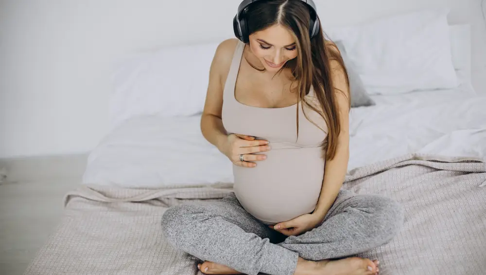 Mujer embarazada escuchando música
