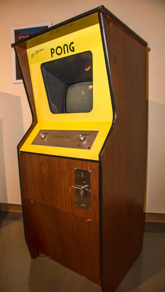 Máquina arcade con el videojuego Pong.
